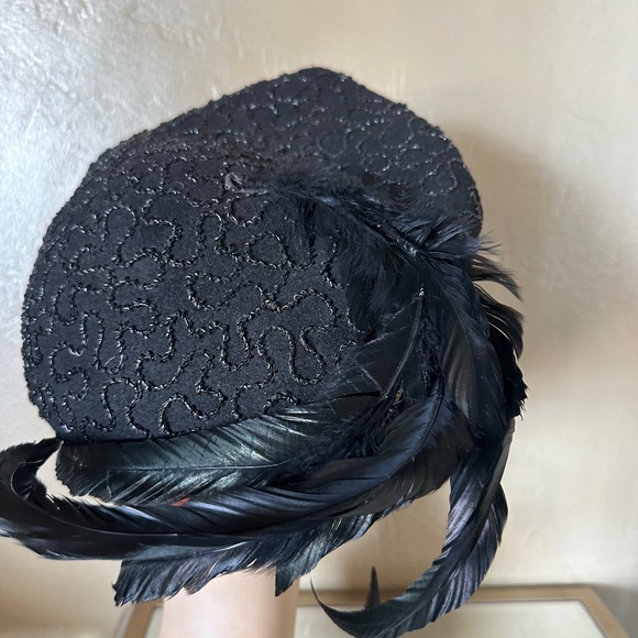 REFINED 1940S' BLACK FELT BERET + UNDULATING CORD TRIM + BLACK ROOSTER FEATHERS - Picture 8 of 14